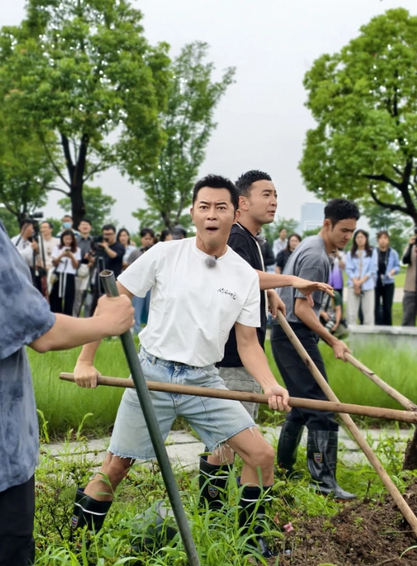 沙溢在综艺里那搞笑劲儿大家都有目共睹，可要是想学邓超那两下子，还真有点班门弄斧了