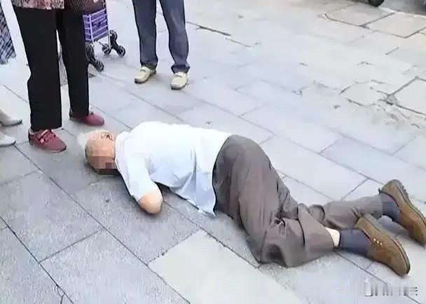 内蒙古，68岁老大爷酒后打车，下车后认为司机行车绕路，扭头就走，不付钱罢了，还辱