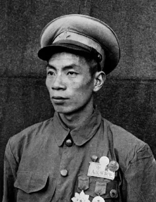 1951年，志愿军师长黄朝天违抗军令，率9000残兵掉头杀向3万美军，13天后李