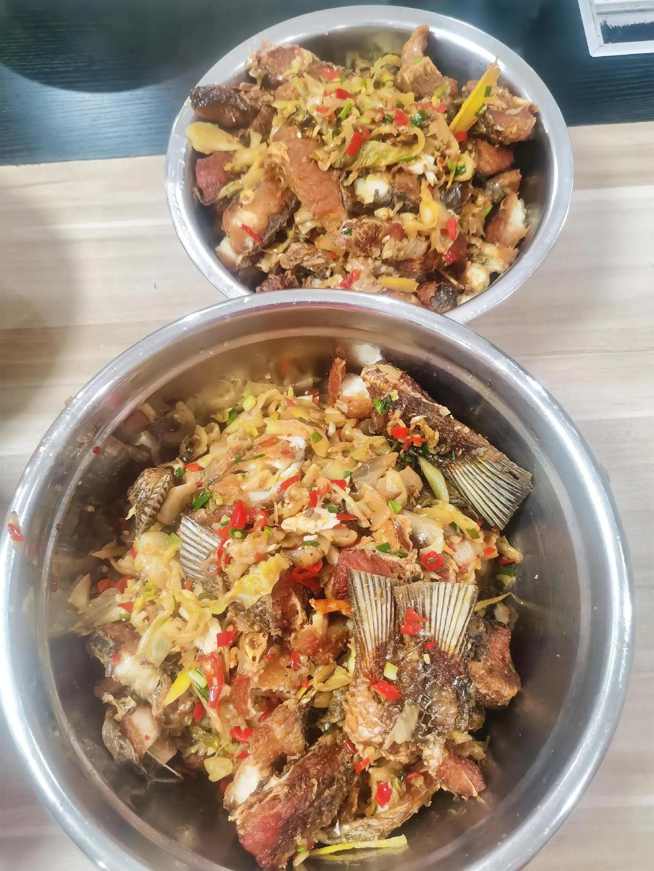 今日公司食堂家常菜谱：酸菜焖鱼块素炒红萝卜素炒波菜。躲在生活的角落里，