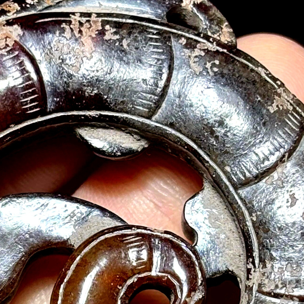 古玉杂谈展示二件高古玉器，①咬尾龙(西汉)，②肥硕的瑞兽(东汉)。东西二汉的玉