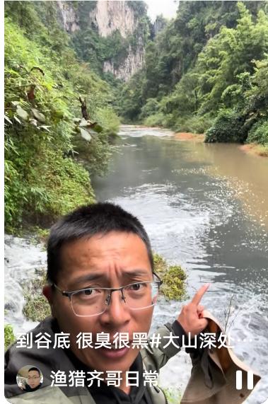 博主曝光重庆一河流污染严重近日，一段由知名博主“渔猎奇哥”连续发布的视频在
