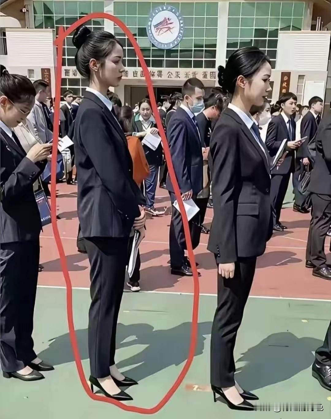 这站姿看着跟当兵的差不多。