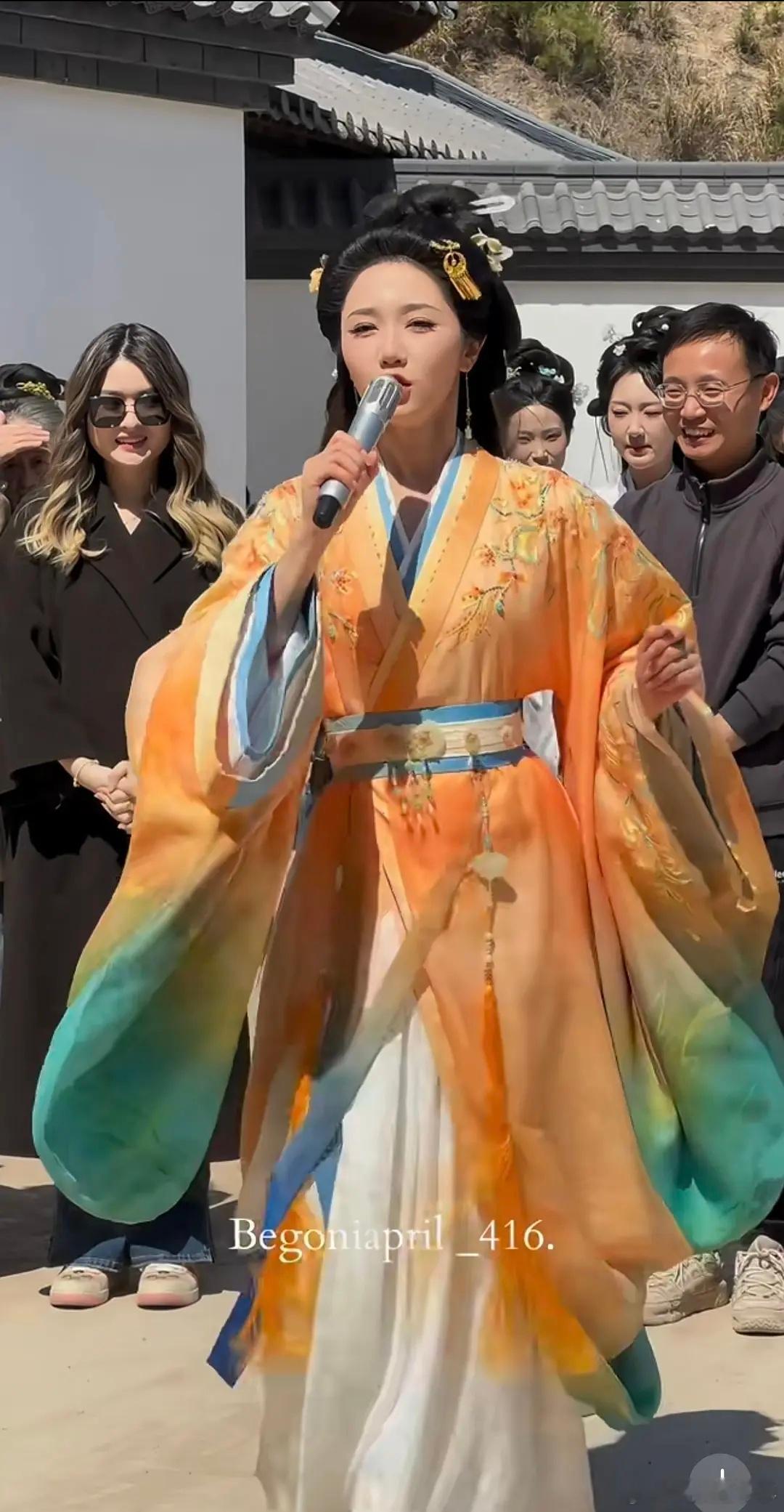 岳雨婷的妆造和孟子义对有区别吗？