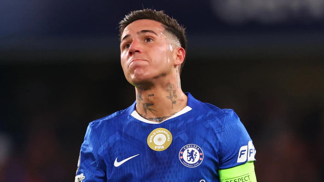 恩佐·费尔南德斯在社媒向切尔西球迷道歉：“切尔西球迷们……💙我反复回