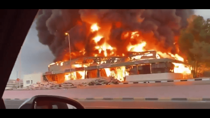 阿联酋迪拜机场的燃料罐在遭到伊朗无人机打击后，大火经久不息。阿联酋方面都放弃灭火