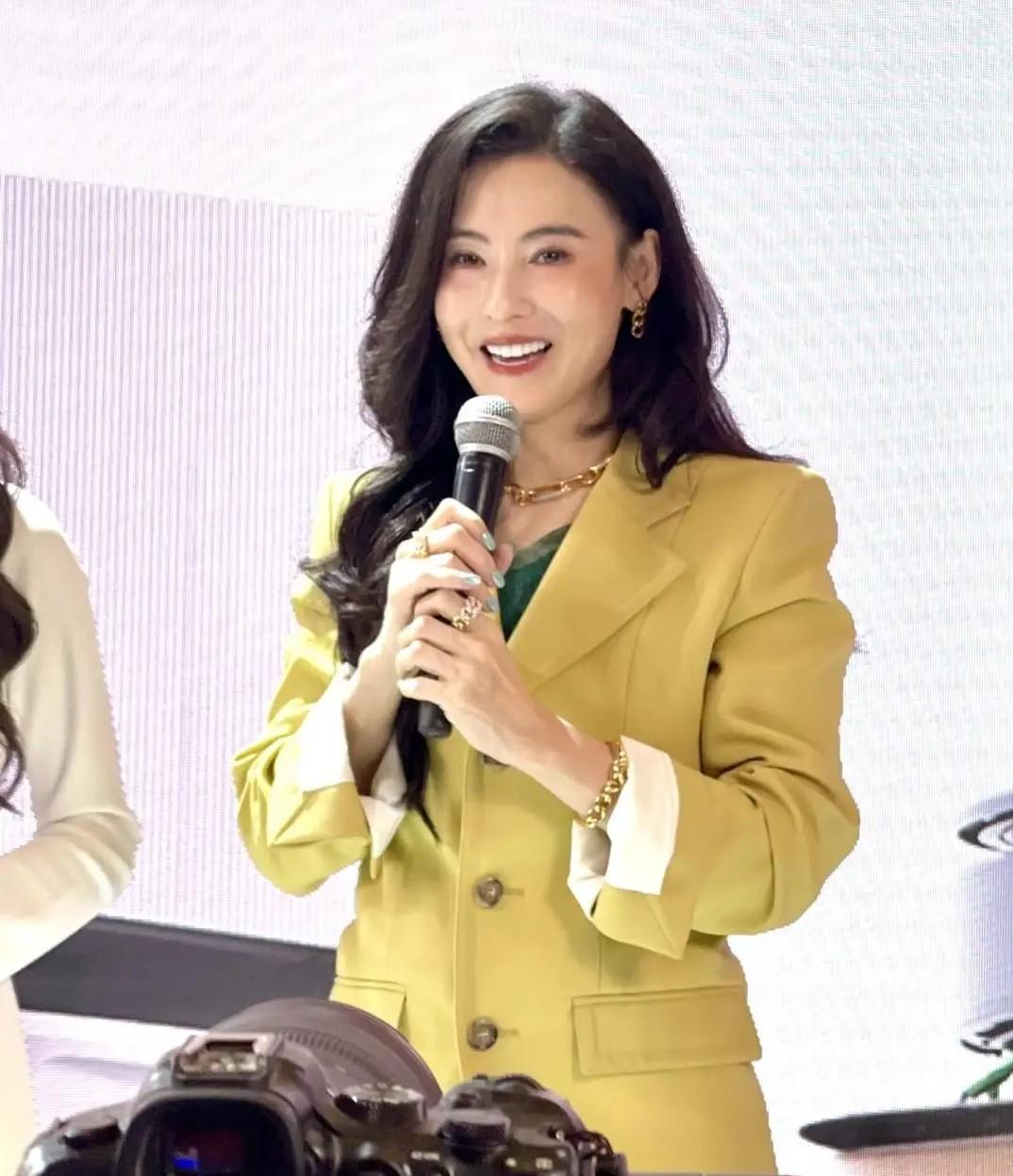 我朋友昨天专门去上海看张柏芝了，我问她是不是因为她长的漂亮？朋友摇摇头说不是，