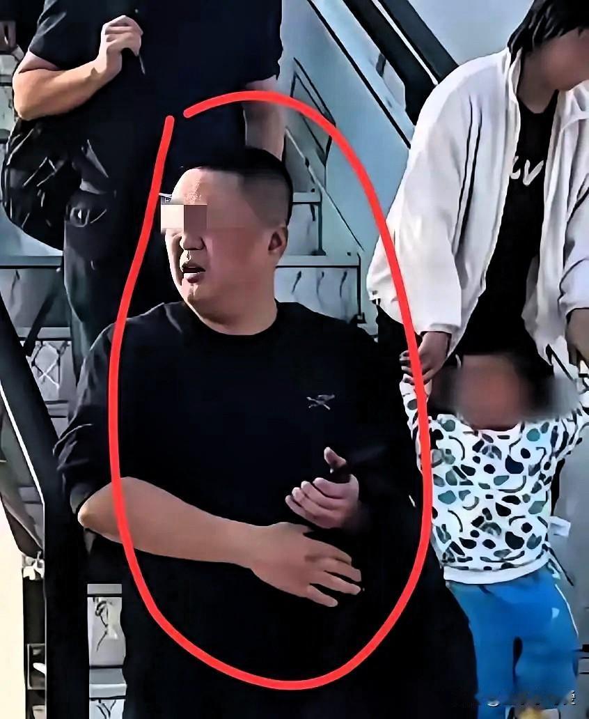 东航空姐下跪事件，欧某某终于被扒出来了，都说相由心生，欧某某这一脸横肉的模样一看