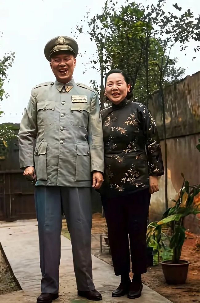 难得一见白崇禧与夫人马佩璋合影，夫妻二人1925年结为夫妻，相守三十七载。