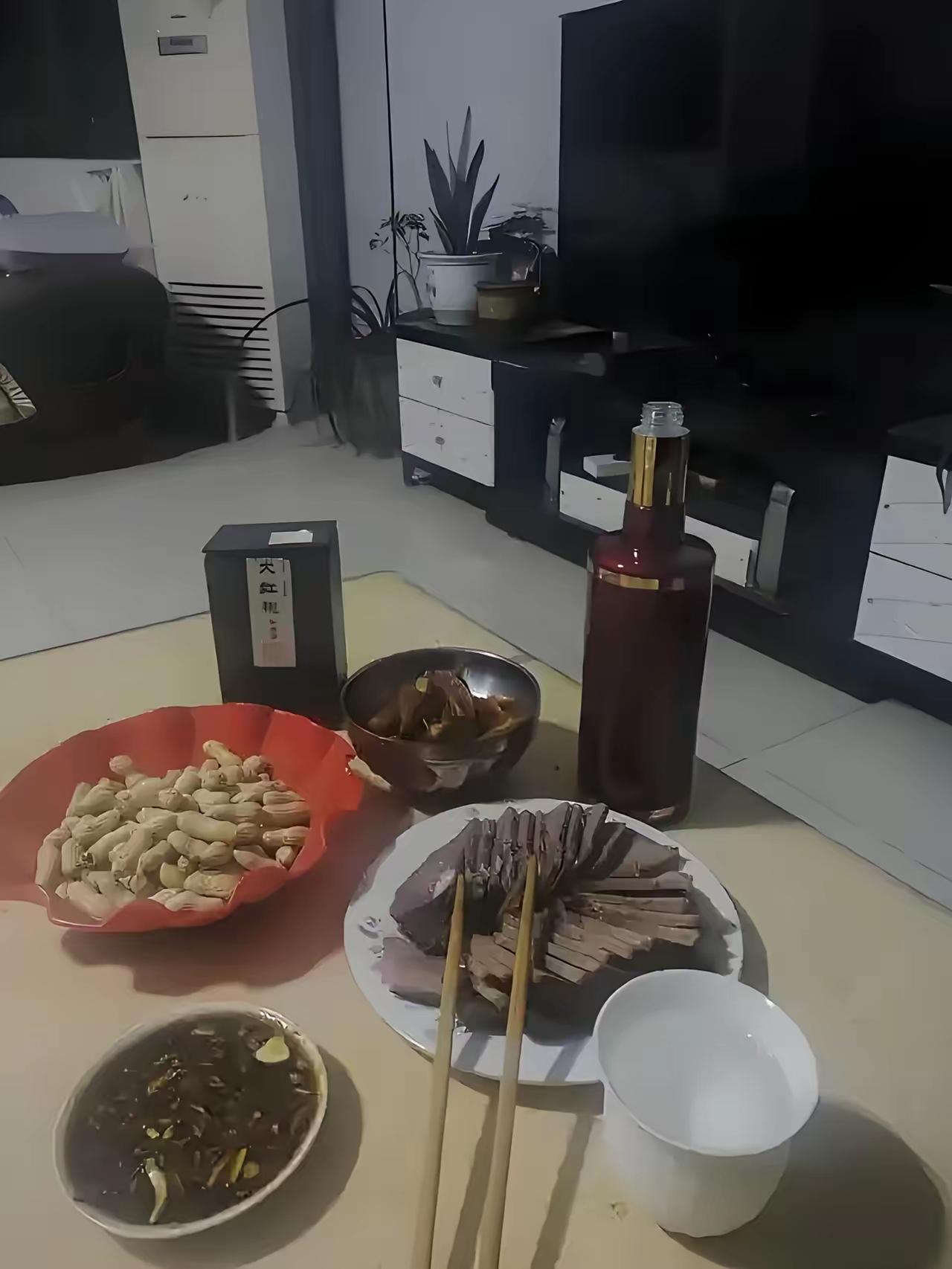 我家那口子今年五十三了，天天自己一个人喝酒。以前我老觉得他怪孤单的，还挺可怜他，