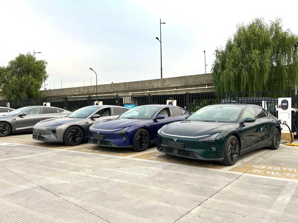 二手车商抄底倒闭车企“烂尾车”，有人打包拿下752辆极越，一天就卖出40辆车企