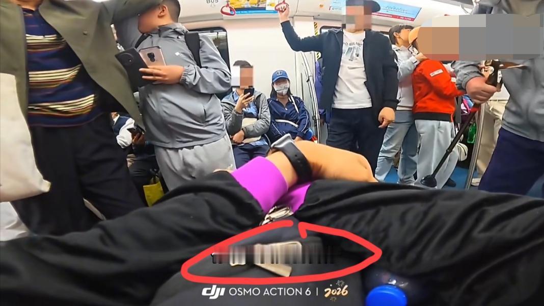 沈阳地铁上，“残疾人要求让座”风波中，要座的自称“残疾人”的男子向坐在位置上的乘