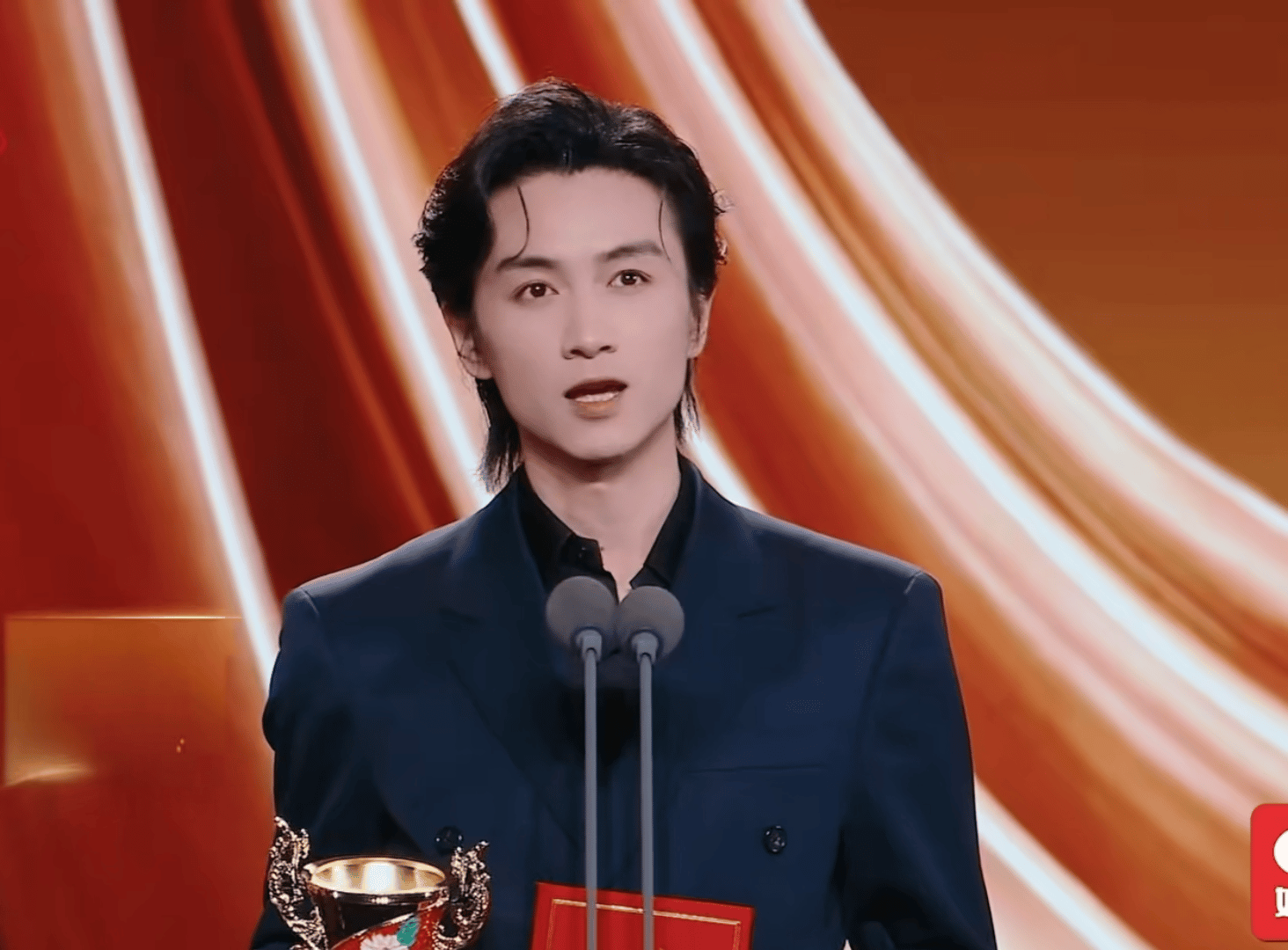 陈晓最近状态是挺好的，而且跟以前气质不一样了，变得更沉稳高级了不少。