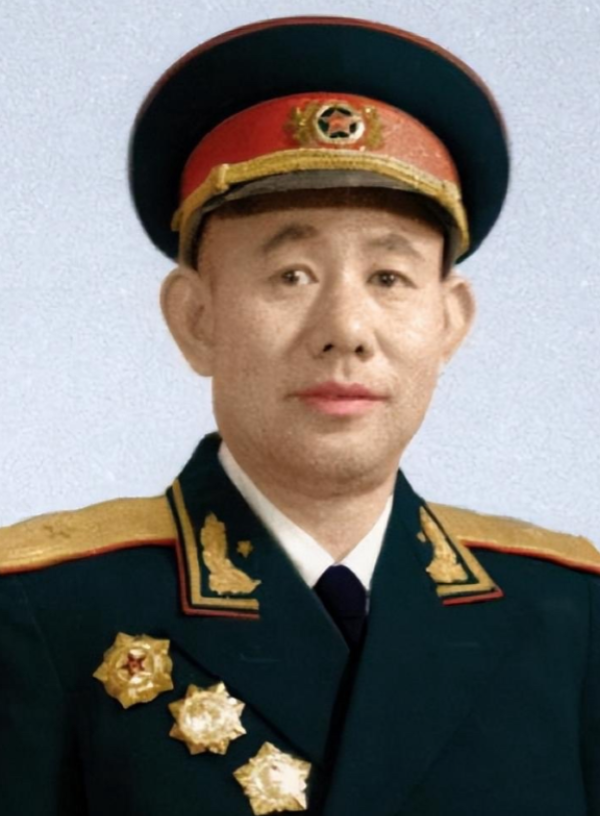 1951年，一群志愿军在撤退时，猛然发现眼前狭隘的山谷中，竟出现了成千上万个美军