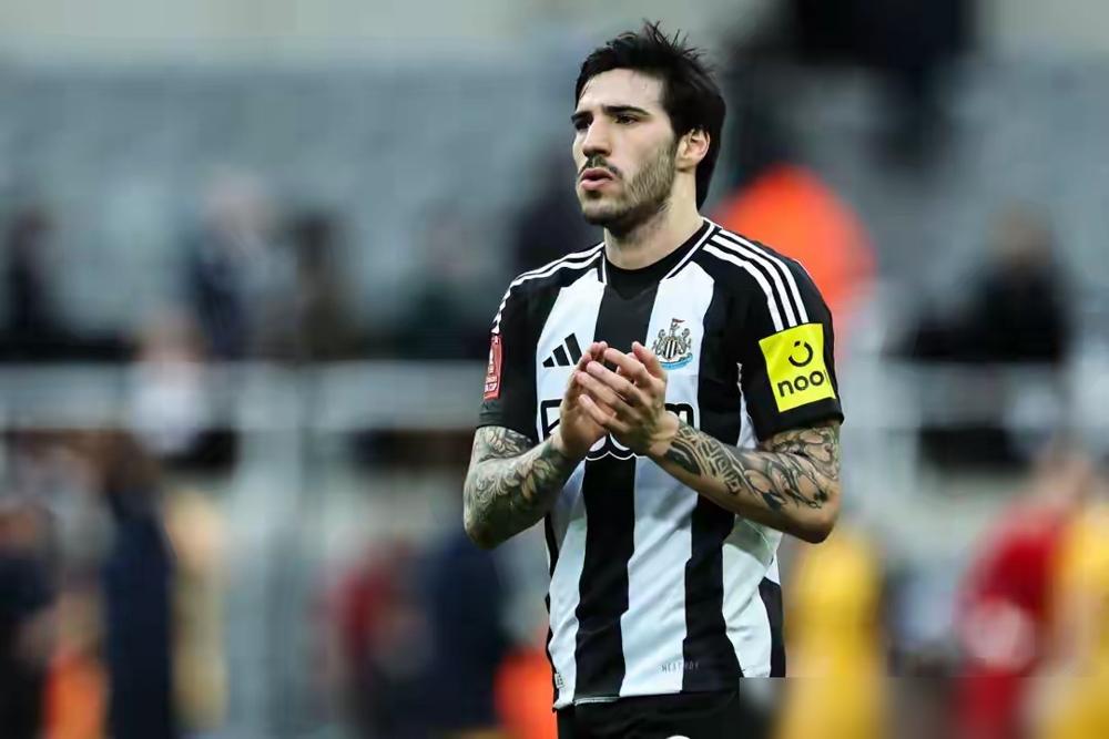 沙特给一个26岁的意甲最佳射手，开出了2000万欧元的年薪。这钱，是他在意大利