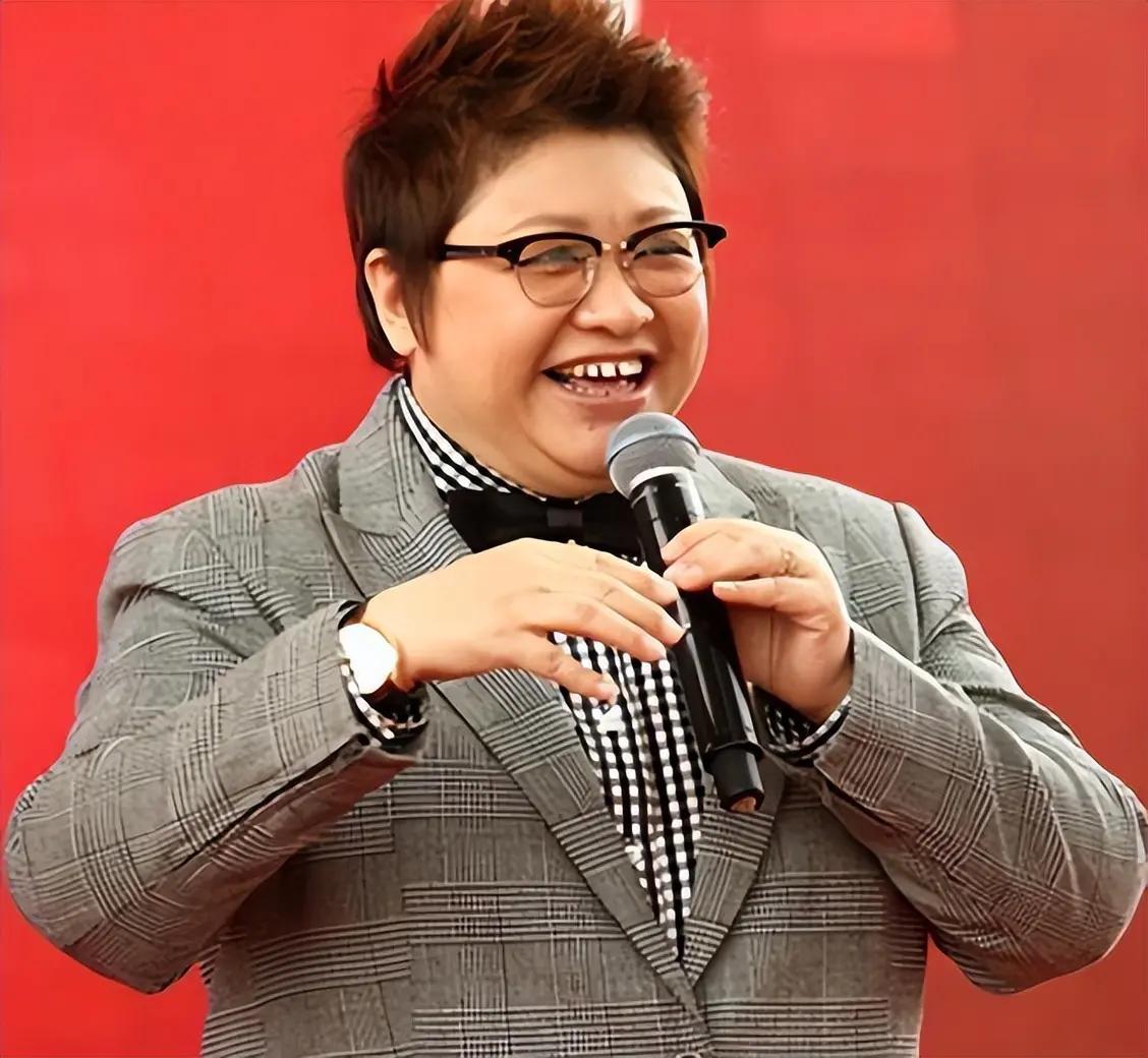 韩红恨不得这个“给个面”事件赶紧过去，万能的网友趁机扒拉其他事，没事整出点事儿该