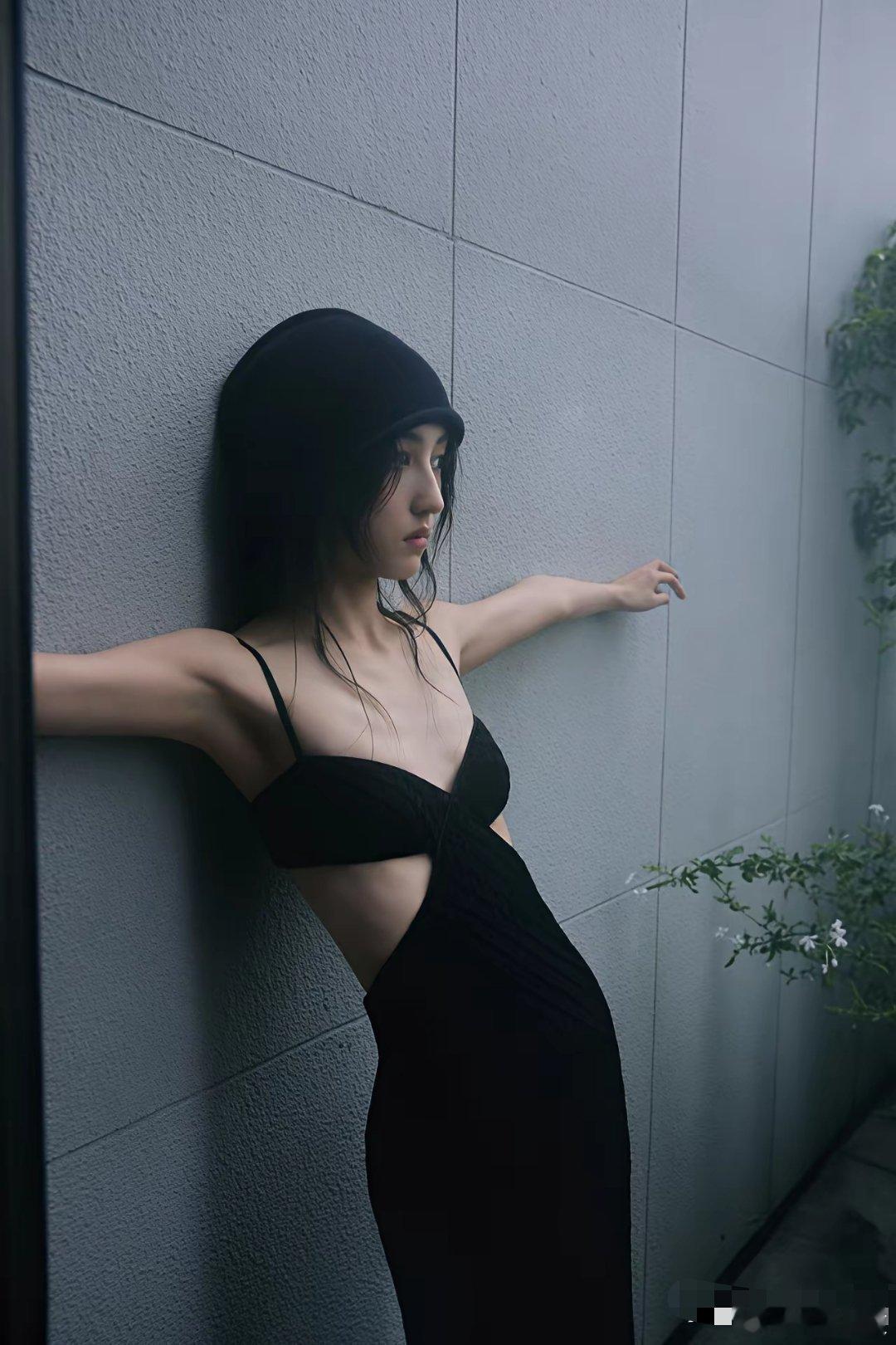 我的天呐，这是张子枫！黑色吊带裙勾勒纤细肩颈，侧腰镂空设计大胆又别致，搭配同色系