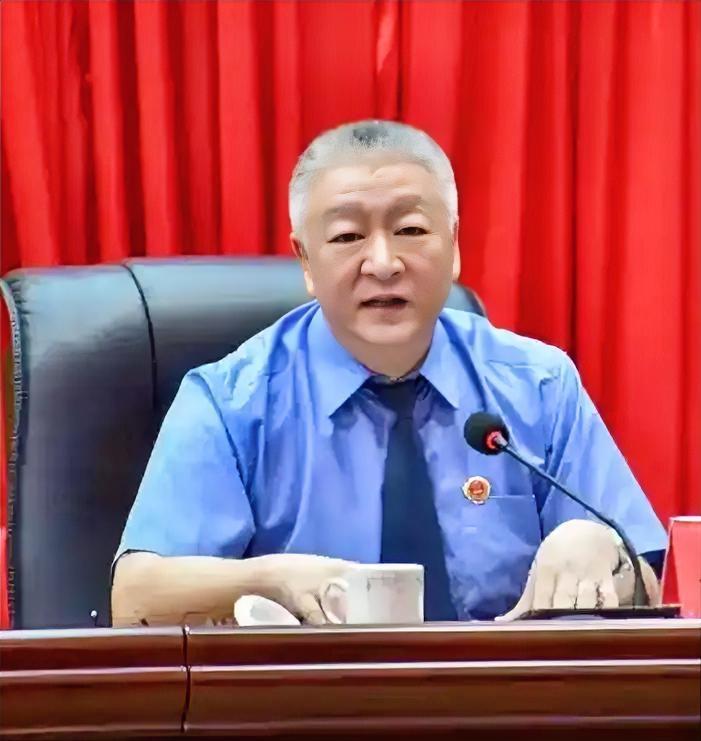 那段画面太有冲击力了，海口原检察长李思阳坐在那儿，梗着脖子，一言不发。这