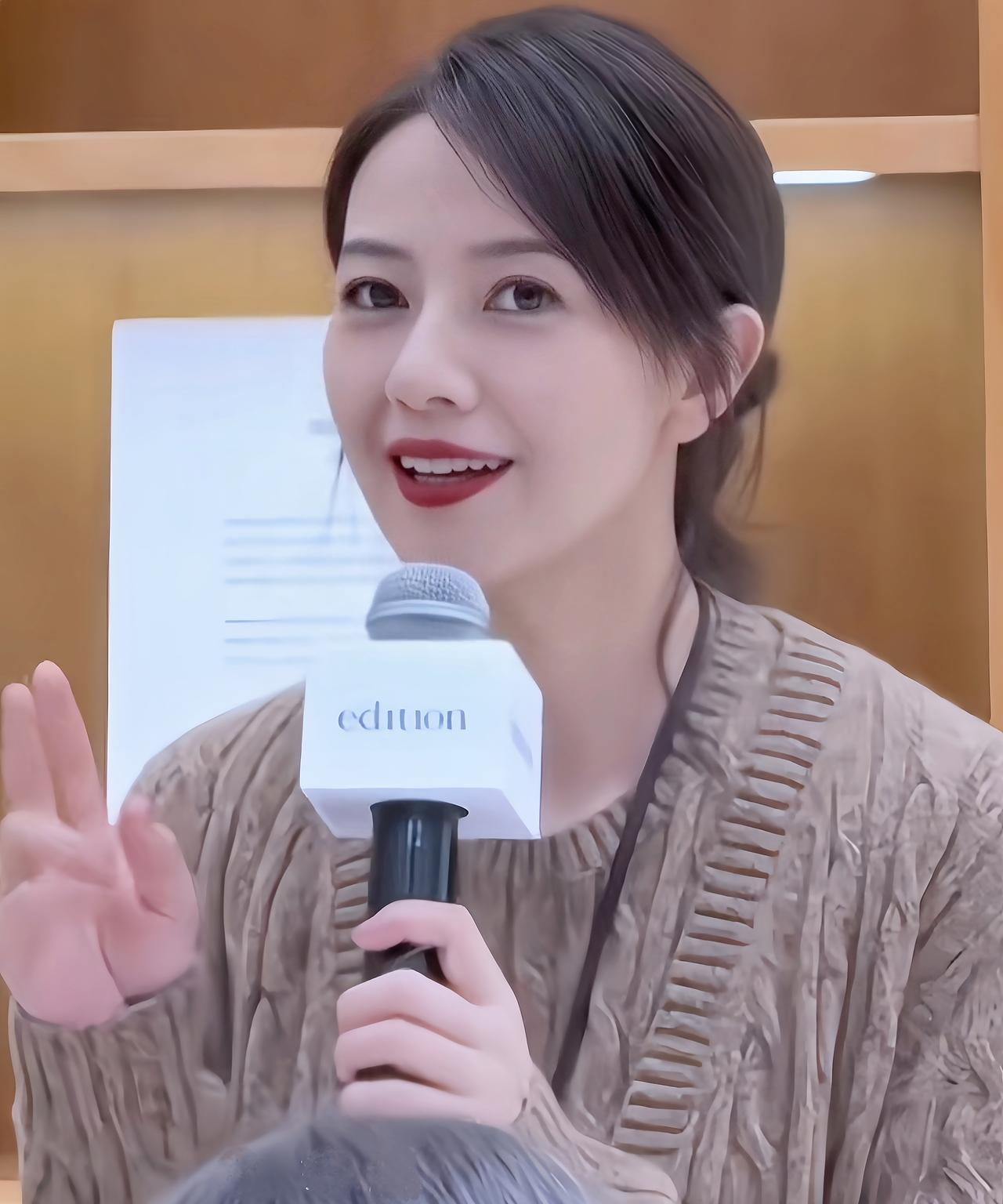 美出圈的女神高圆圆，每次亮相都似自带光芒，气质与颜值双双在线。她的一颦一笑，尽显