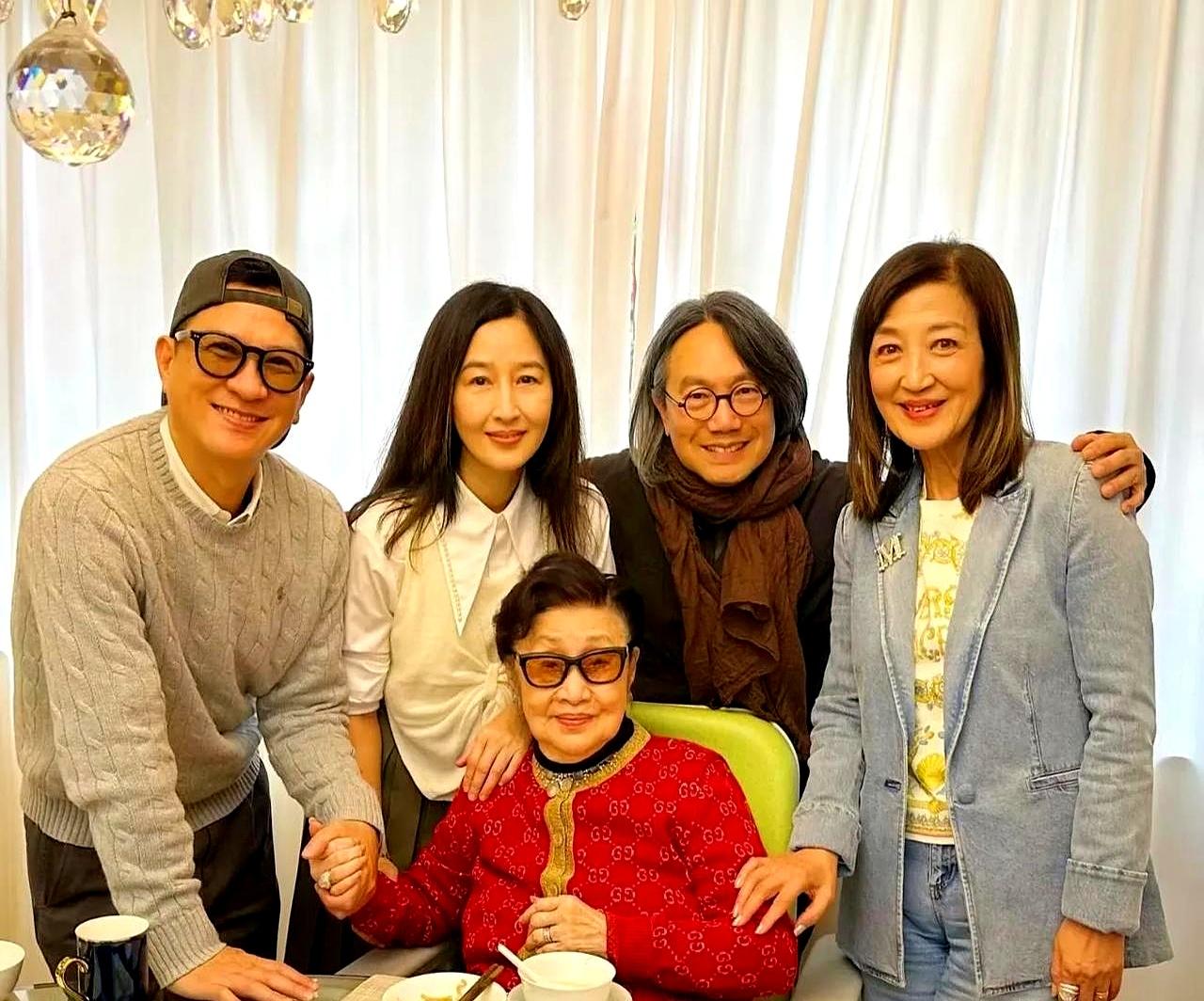 今天看到一张图，愣了。3月1日马海伦在社交平台晒出与张家辉夫妇拜访98岁粤剧名