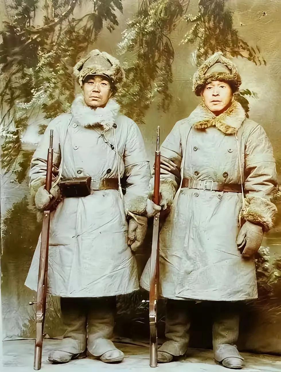图中是两名入侵中国东北后的日军士兵，从他们的着装看保暖的非常好，这些驻扎在中国东