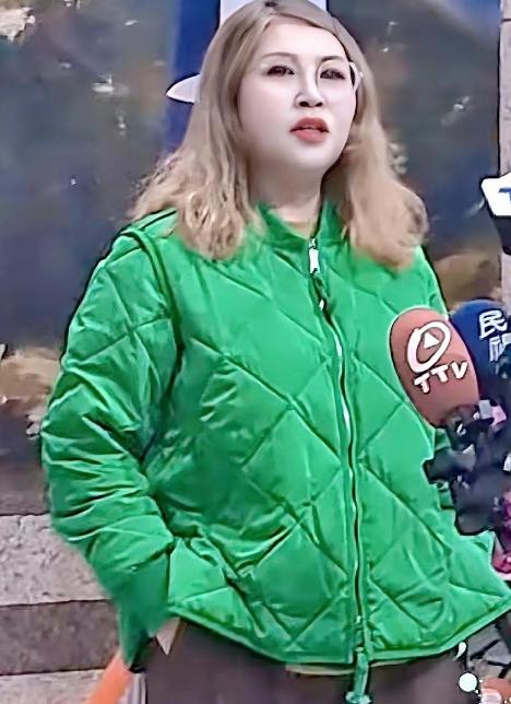 国民党现场失控！一名陆配背景的中常委当场拍桌退党，把郑丽文怼得完全接不下话，全场