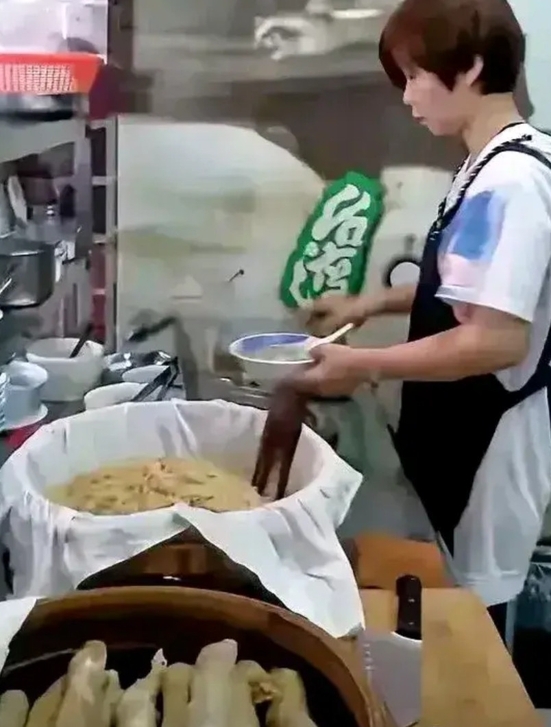 张兰，回应马筱梅妈妈开早餐店！马筱梅妈妈被曝出是开早餐店谋生的，不是什么有钱