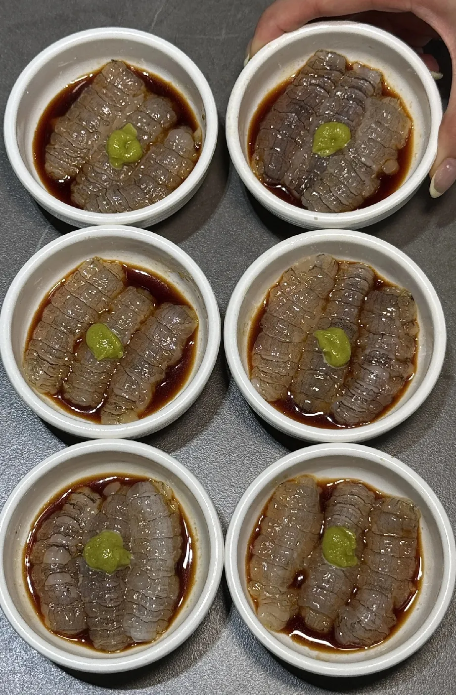 广东的朋友：这是什么美食？朋友说很好吃，下次让我去试试，我看着像是生的