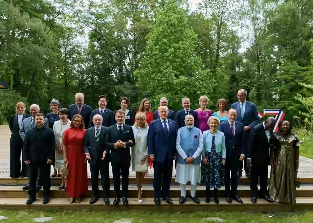 韩国总统李在明在法国G7峰会期间，主动拉着妻子金惠景上前和美国总统特朗普打招呼，