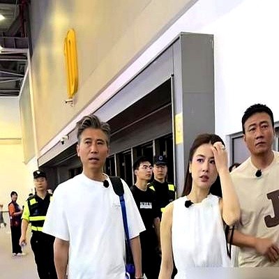 郭晓东对着63岁的霍青，喊出了一声“爹”。51岁的他，演个三十出头的小伙子。脸上那层厚厚的滤镜，磨得