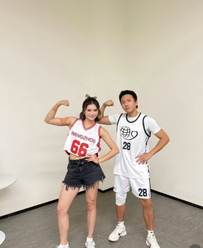 邓超与吴艳妮合影昨晚，邓超与吴艳妮参加第十三届姚基金慈善赛，两人幕后合影的画面