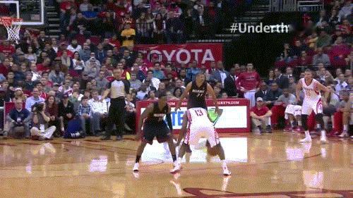 哈登一个经典的钟摆式变向。哈登