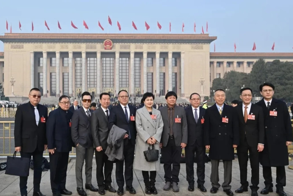 这张合影显示出张凯丽在娱乐圈地位。合影背景是人民大会堂，照片中的人无论认不认识