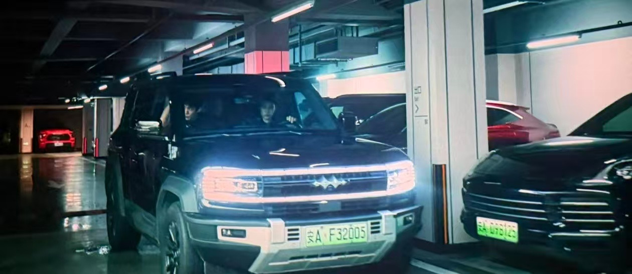 今年春节档的《惊蛰无声》太会选车了，国安战士的座驾清一色比亚迪——方程豹豹5追缉