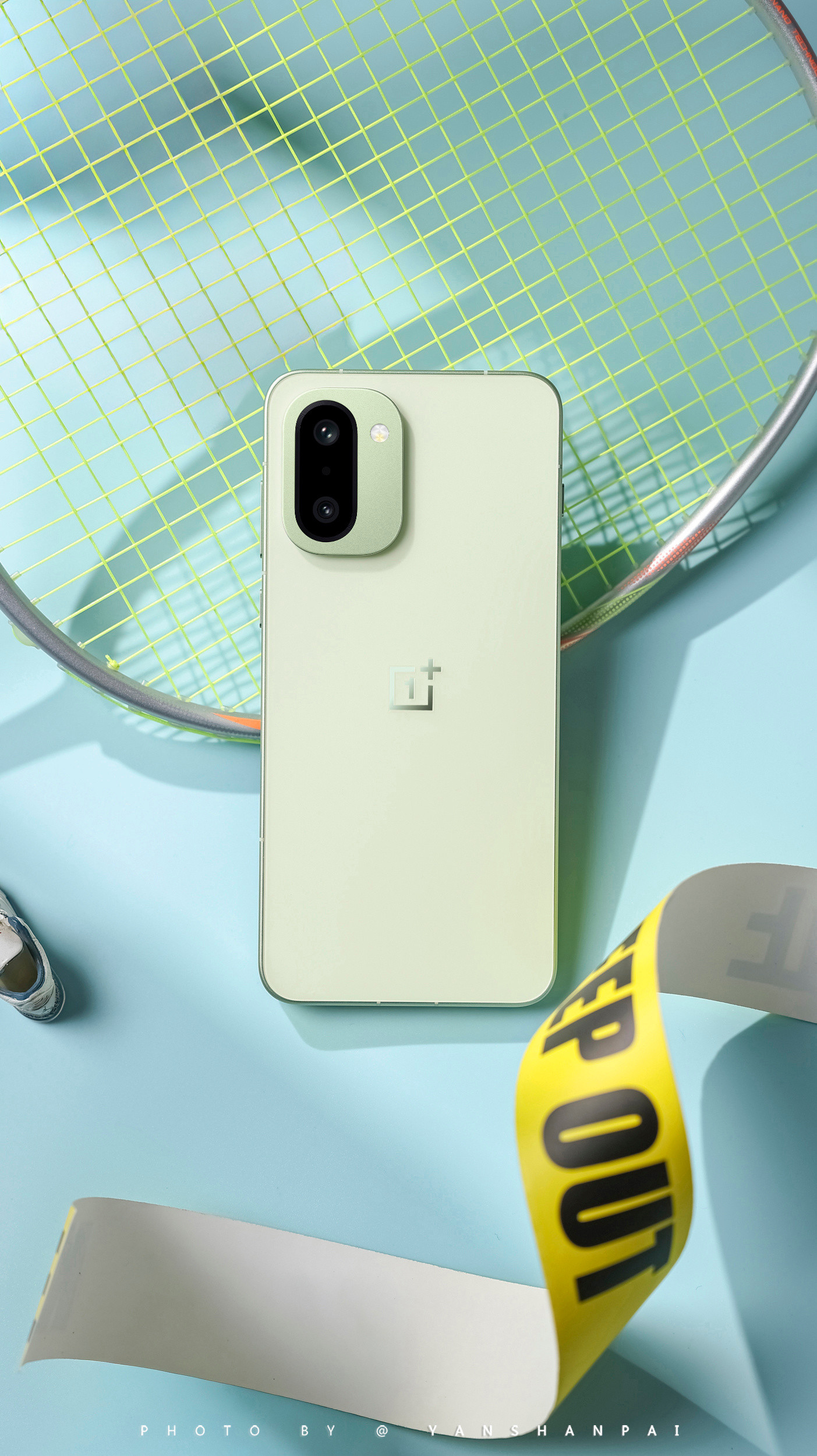 抢先拿到了一加Ace6T“掠影绿”的真机，低饱和度的青绿色调也太懂克制美学了