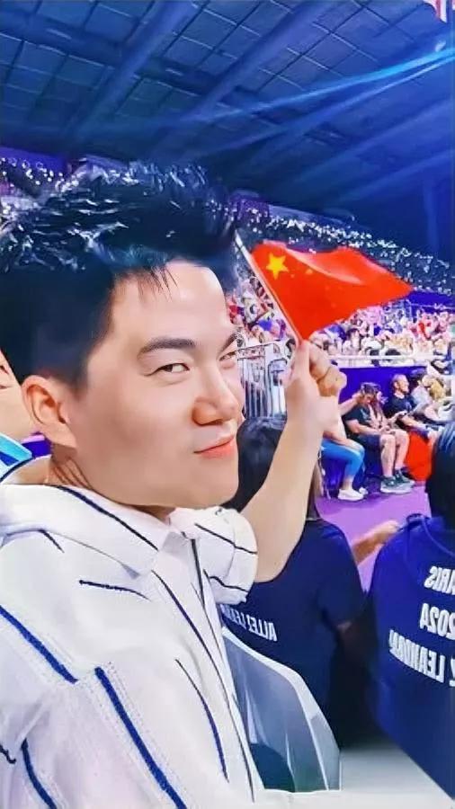 昨晚董宇辉卖大米呢，突然飘来条扎心弹幕“国足还有救吗？”他愣了半秒，没躲