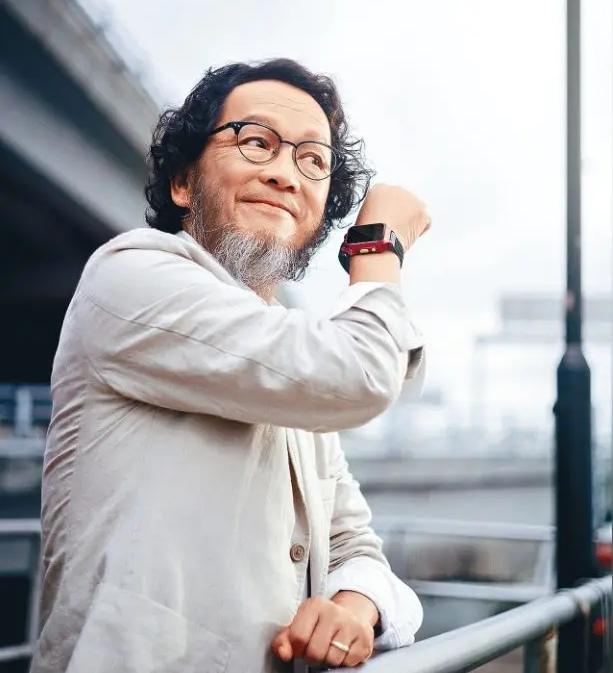 电影《寻秦记》中，廖启智的突然出现，令观众猝不及防，瞬间泪目。他在2021年去世