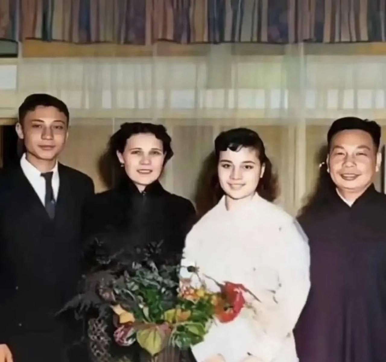 没想到当年被蒋介石亲自点名重点培养的蒋家第三代接班人，婚后不到20年就彻底淡出了