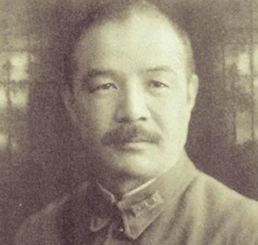 1947年，汤阴城破，孙殿英做了俘虏，被绳子捆着押到解放军的指挥部，等着发落。