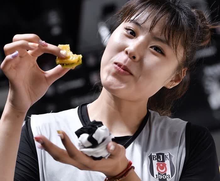 女孩子长到2米的身高，一般四肢、五官的比例都不太协调，女篮李月汝却是意外，四肢和