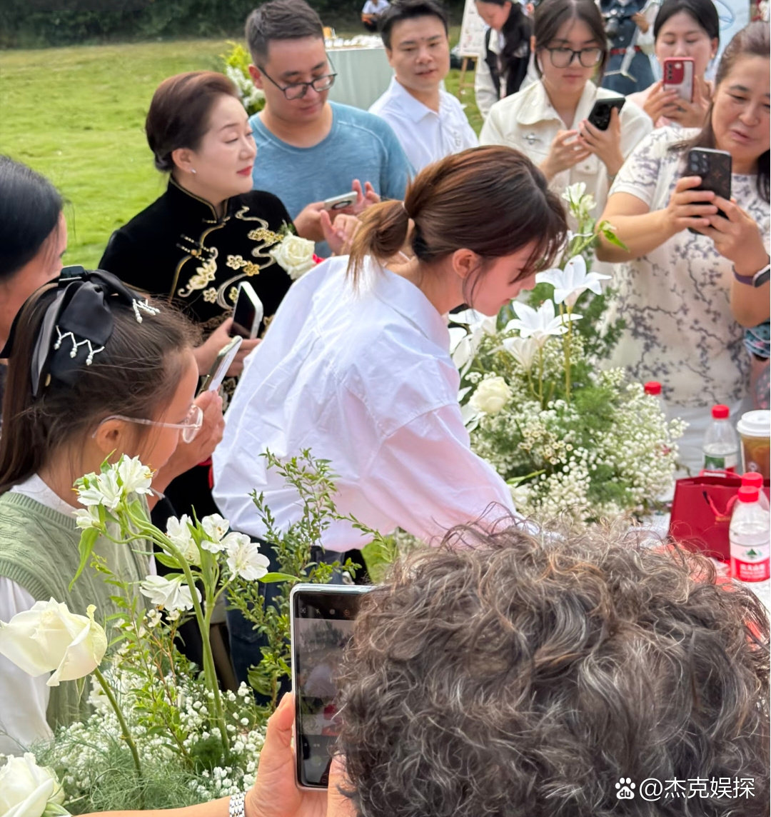 28岁赵露思现身四川成都参加表姐的婚礼，她穿着白色衬衫搭配牛仔裤，造型低调又不是时尚，皮肤白到发光，