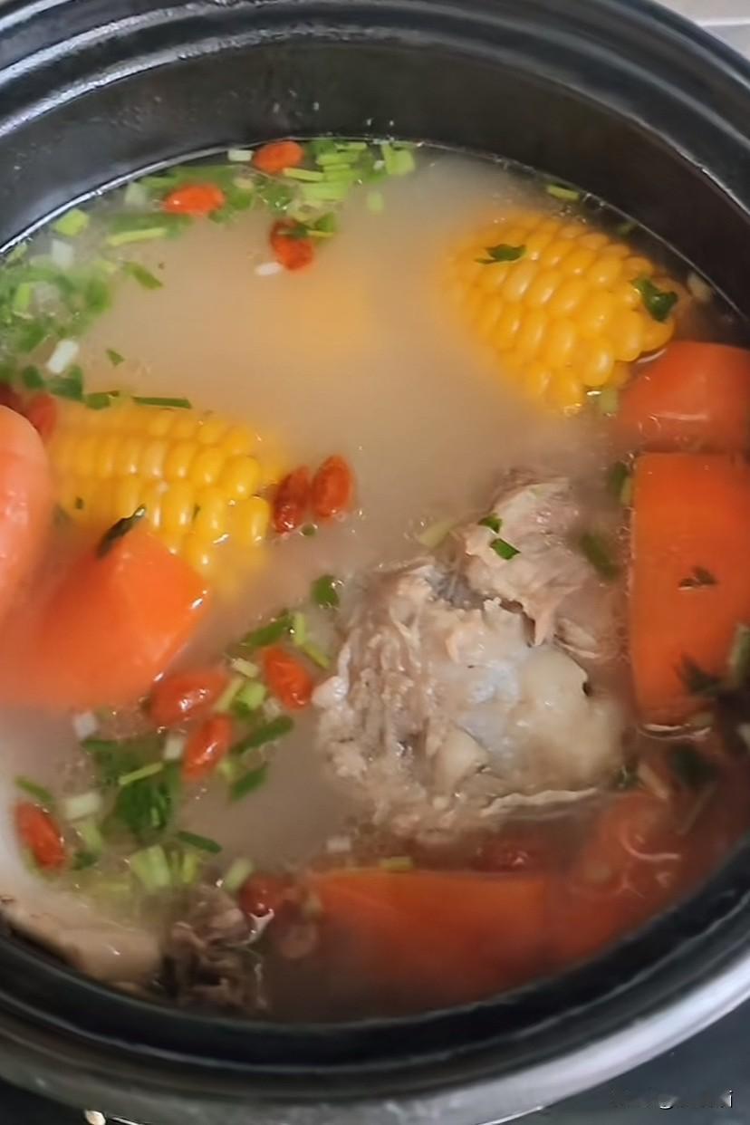 江苏，凌晨五点多，女子把自己煲好的筒子骨汤给生病住院的朋友送去，还给了朋友几百块