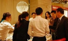 前妻来电，说他先生想和我吃顿饭。此可忍，叔不忍！你都抢了我老婆，还想来示威？于是