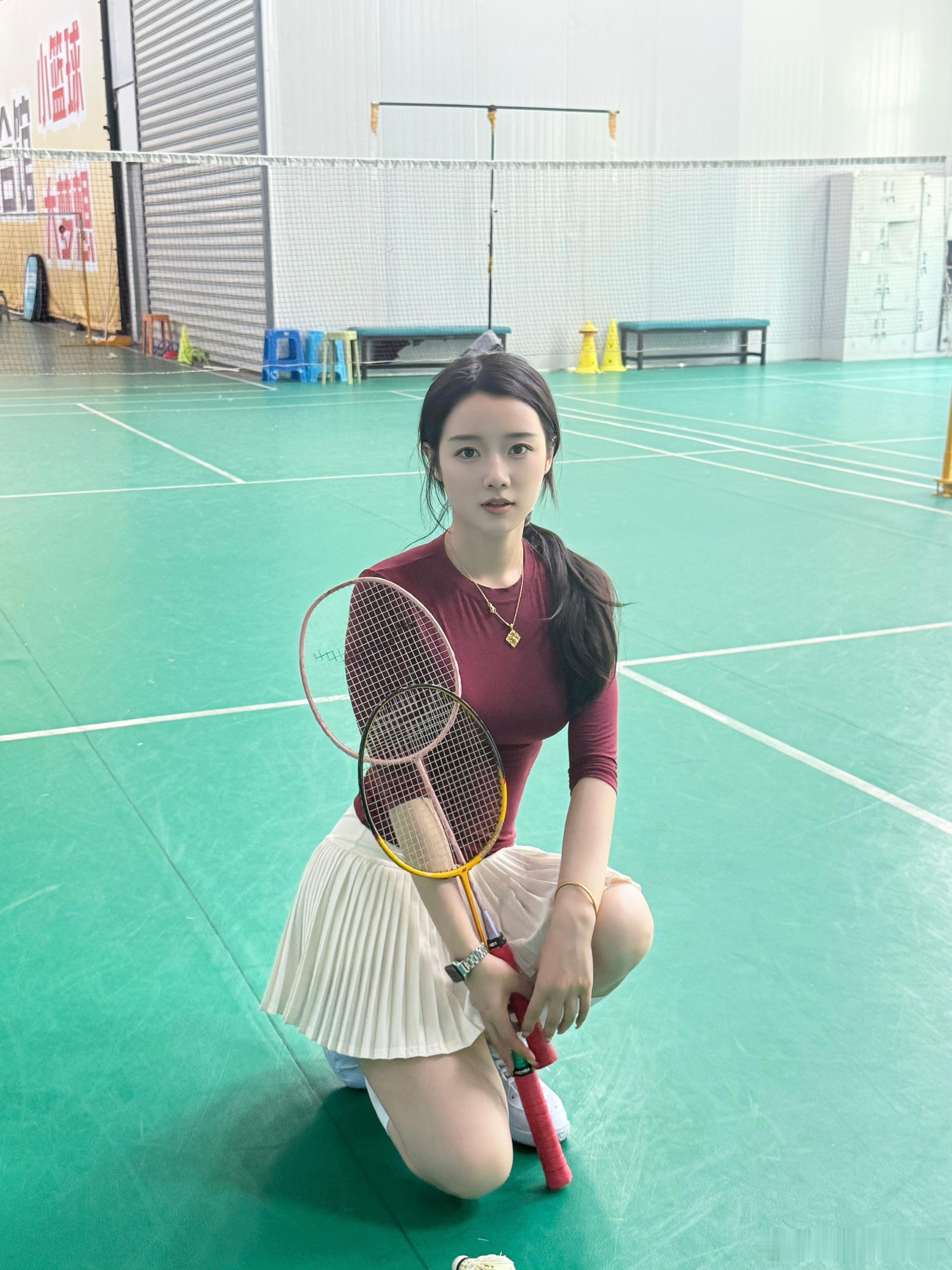 假期第二天，带妈妈来打羽毛球她第一次打，进步大大滴​​​