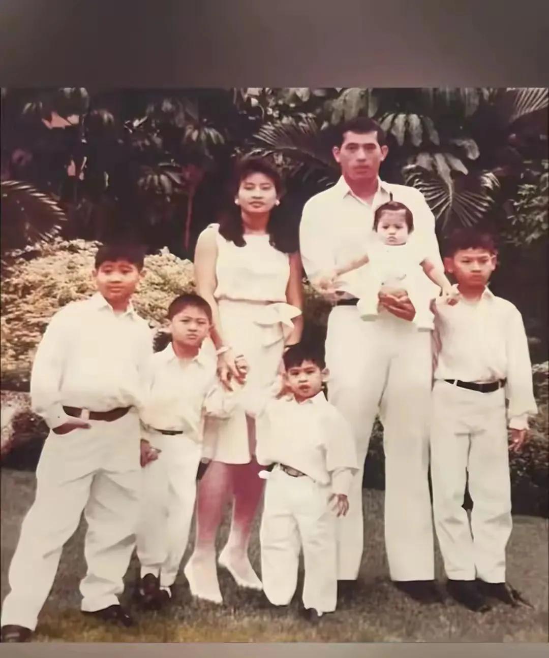 因为和泰王彻底闹掰了，所以流亡国外的儿子们，开始在自己的自媒体大放厥词嘲讽自己的