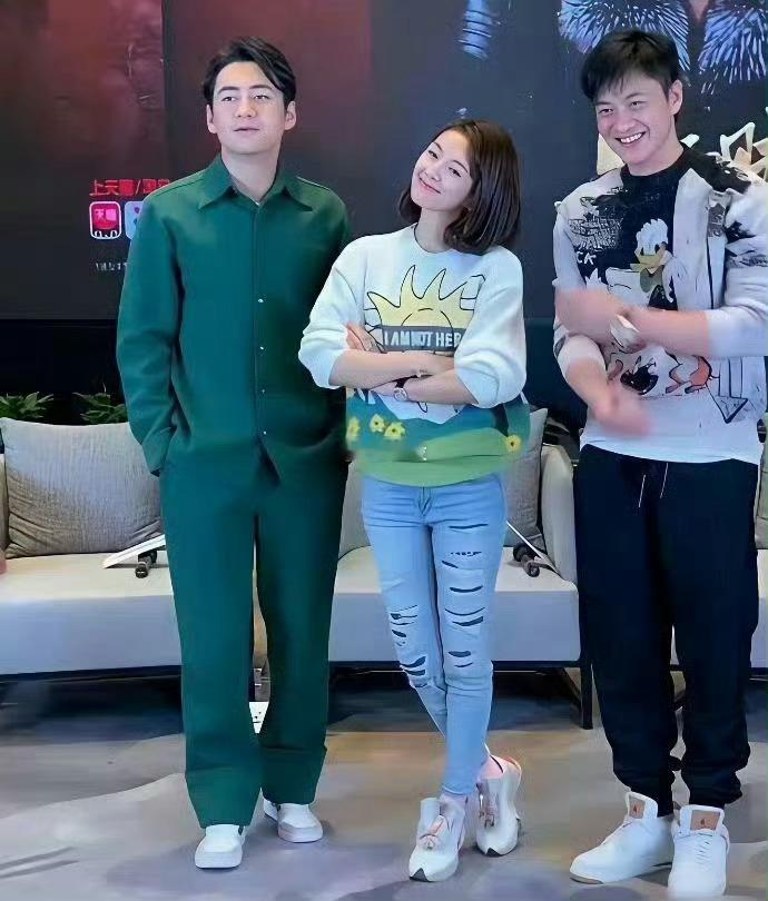 章子怡的姿势倾向已经很明显了！