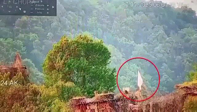 印军举白旗投降，网友：买阵风送的？印度这回可真是闹了个大笑话！近日,印巴克什米