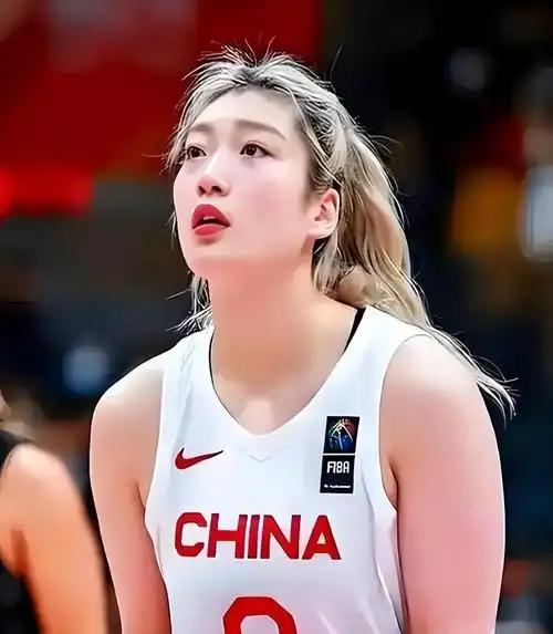 别再扯什么场外八卦了，31岁的李梦被国家队彻底弃用，真相就三个字：挡路了。 