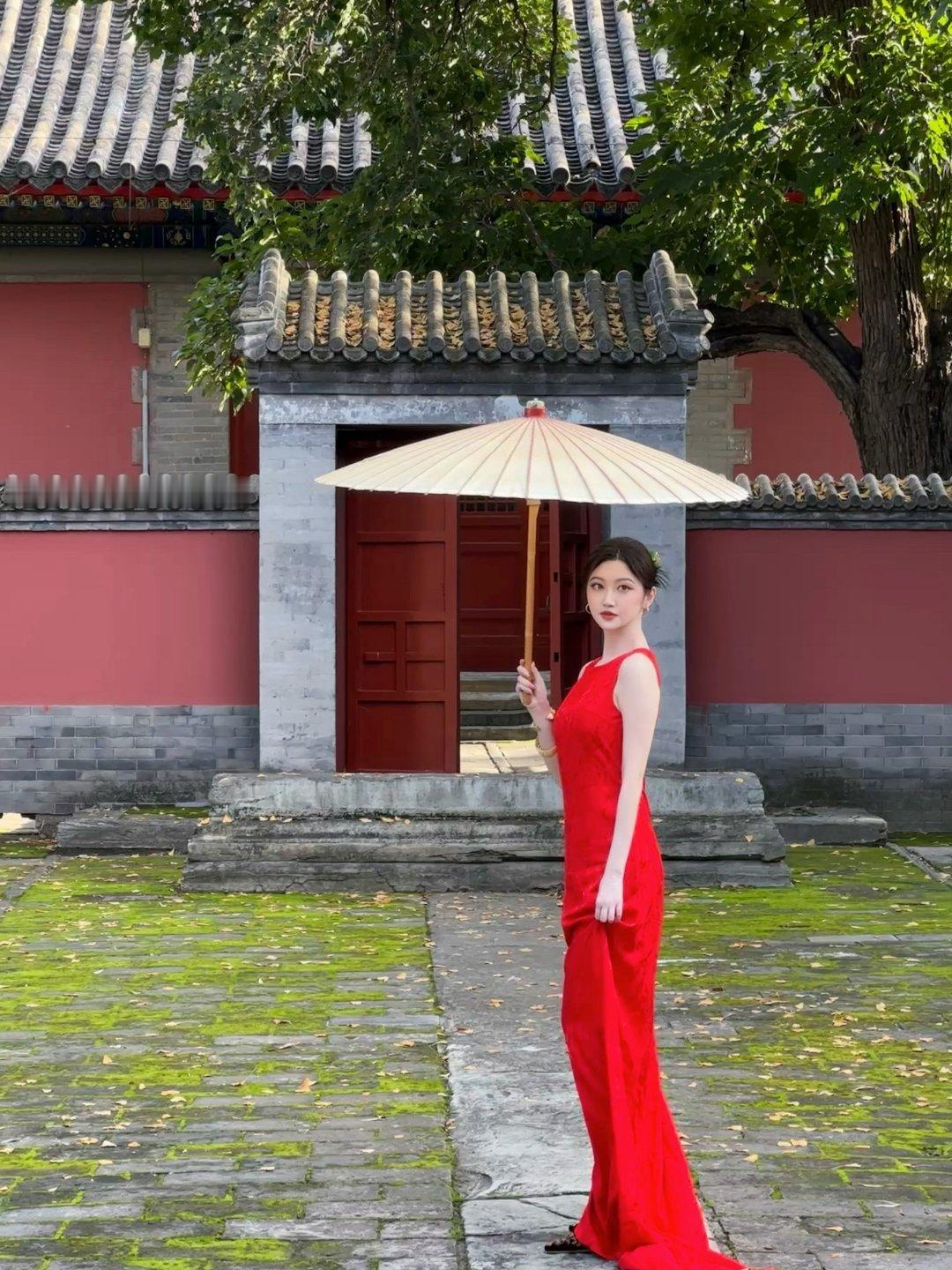 1、许多夫妻步入中年以后，都会慢慢变成无性婚姻。两个人的感情，越来越趋近于亲情。2、女人在婚外寻求情
