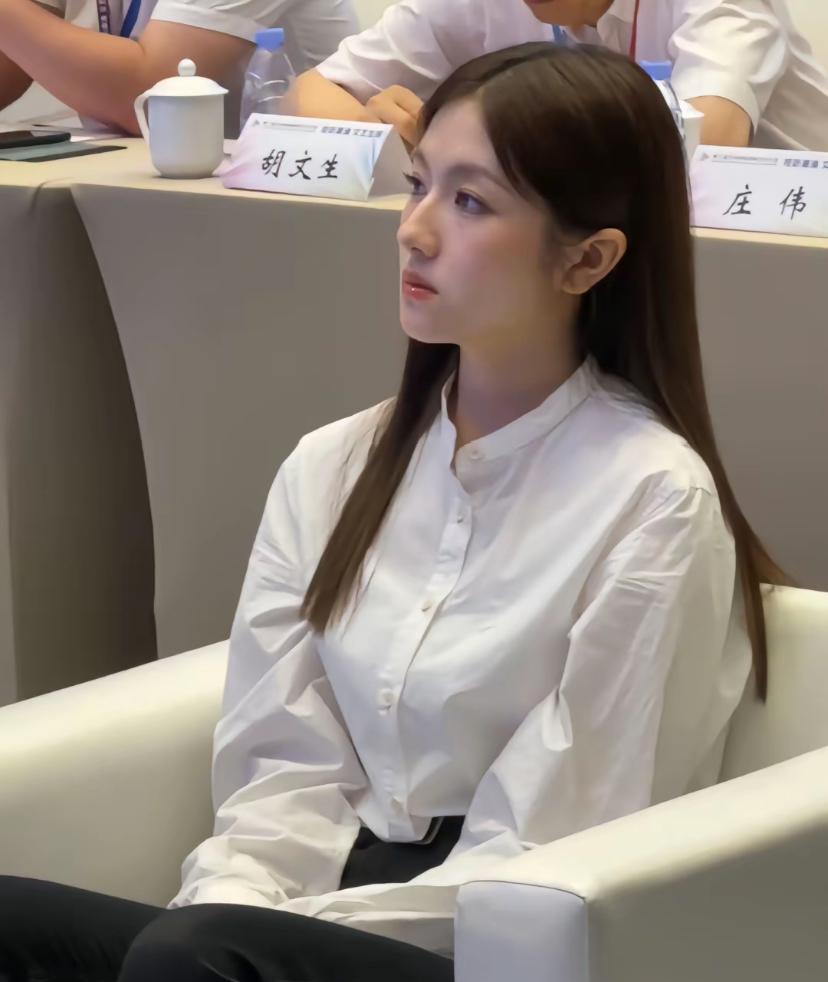 小李这一身太美了。